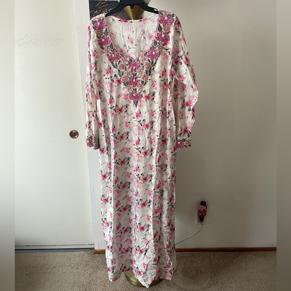 Floral Pink and White Maxi Dress / mukhwar / abaya / kuftan / thobe for Ramadan